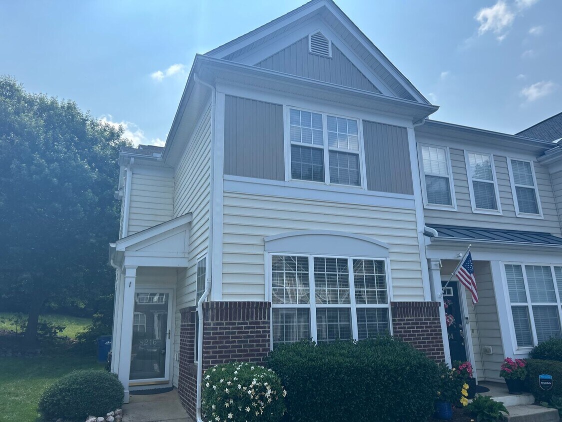 Foto principal - 2 Bed | 2.5 Bath End Unit Townhome in Rale...