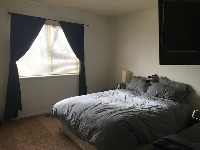 Building Photo - 2 Bed 1.5 Bath Townhouse End Unit in North Central Loveland