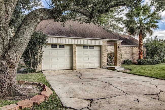 Building Photo - 2027 Gray Falls Dr