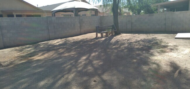 Foto del edificio - 3 bedroom, 2 bath with 2 car garage