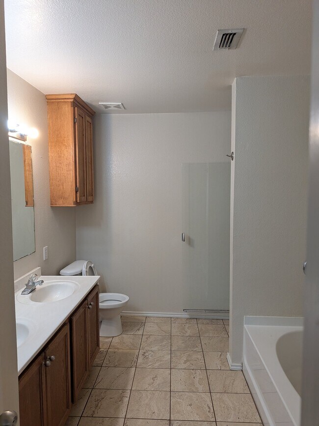 Foto del edificio - 2818 Meadow Bluff Dr