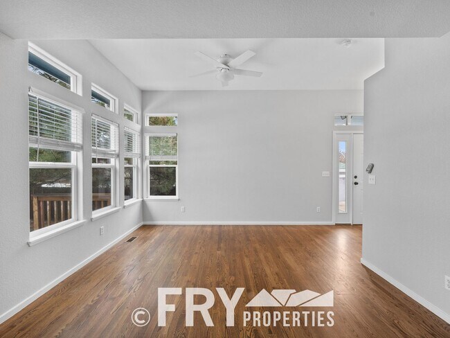 Building Photo - Great Townhome Near the Foothills