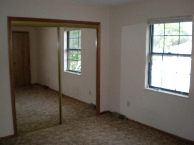 Building Photo - 808 NE Ball Dr
