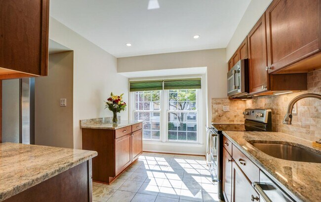 Cocina - 2518 S Arlington Mill Dr