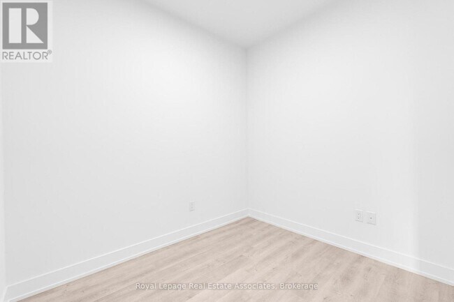 Photo du bâtiment - 60 Central Park Roadway