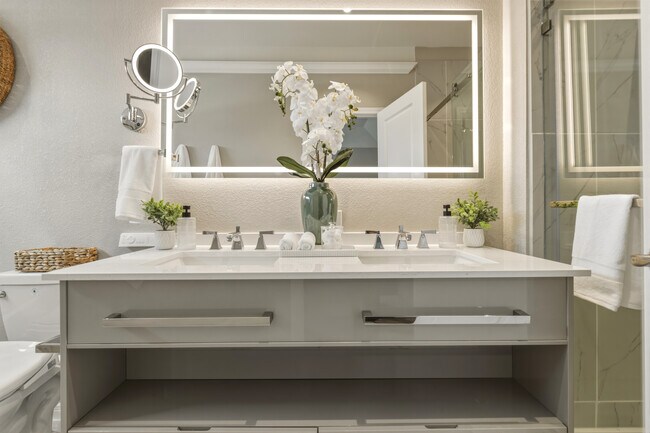 Dormitorio principal con baño privado, lavabo doble y bañera y ducha separadas. - West End Estates