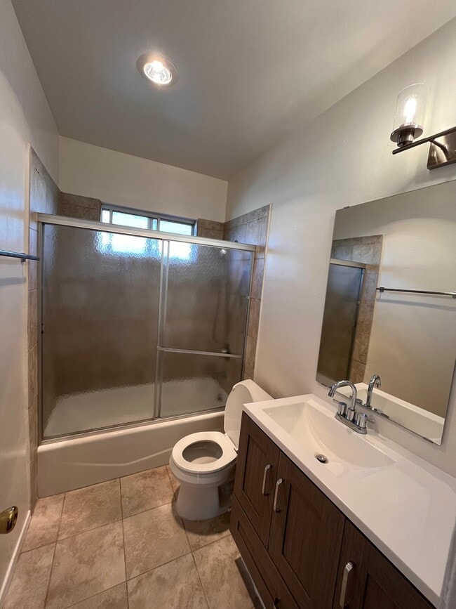 Building Photo - 724 Clay Ave