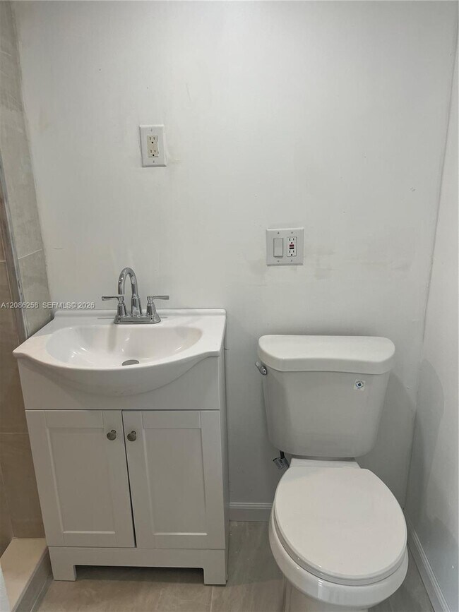 Building Photo - 5700 SW 37 Ct