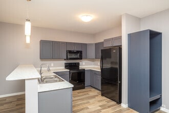 2BR, 2BA - 935SF - Kitchen - Jefferson Heights Apartments, LLC