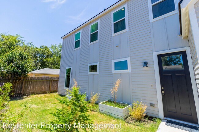 Building Photo - 2 br, 2.5 bath House - 6304 Laird Dr. #2