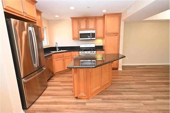 Building Photo - 4035 Bluff View Way