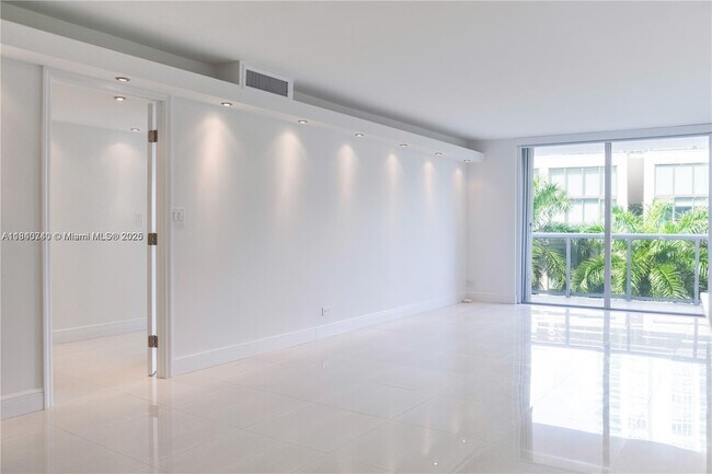 Building Photo - 6039 Collins Ave
