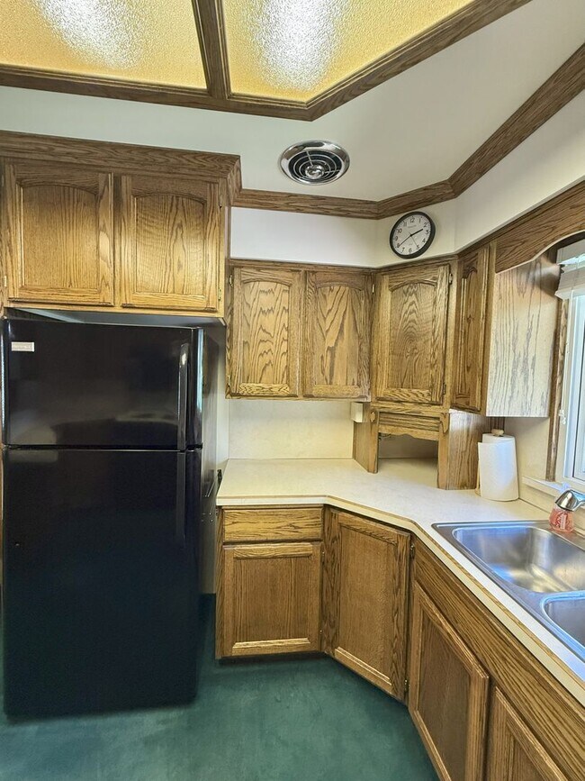 Building Photo - Spacious 5 Bedroom, 2 Bath Home with Moder...