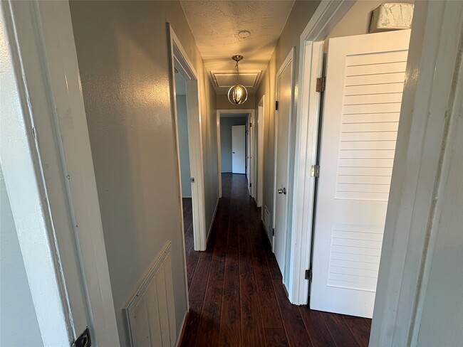 Building Photo - 610 Stoneledge Dr