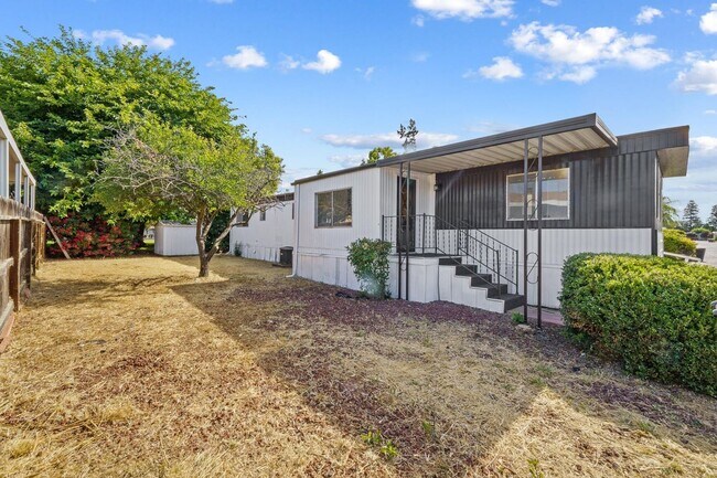 Foto del edificio - 5055 W. TULARE AVE SP 64 - 2 BEDROOM 1.5 BATH - MANUFACTURED HOME - SW VISALIA