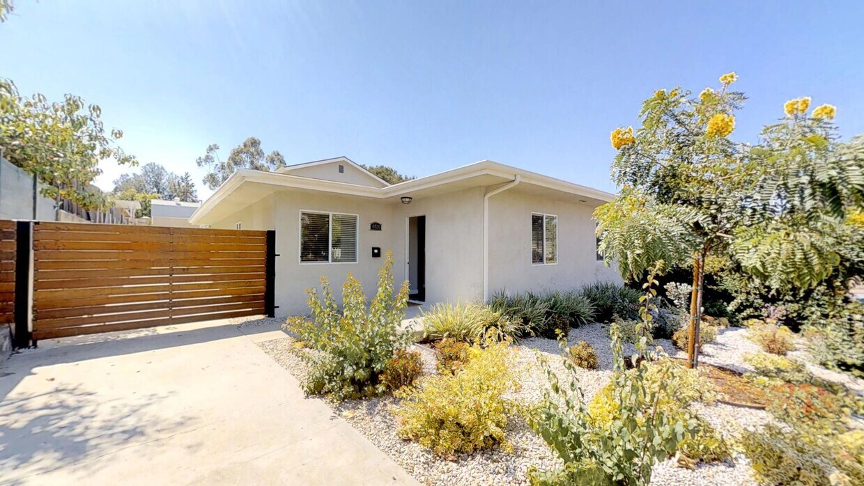 Foto principal - HUGE House on College! Quick Walk to Campu...