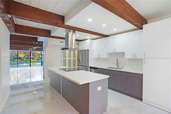 Building Photo - 701 E Coco Plum Cir
