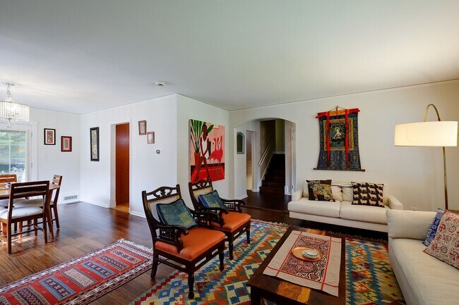 Building Photo - Furnished, Detached Home in Bethesda Alta Vista Available Short-term through May 2026