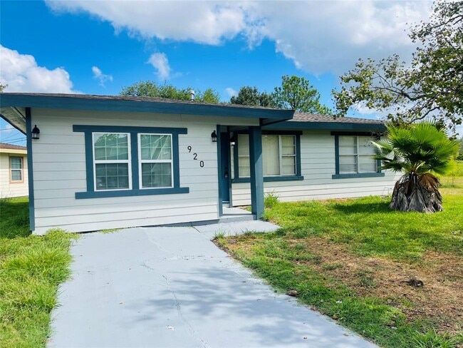 Building Photo - 920 Temple Cir