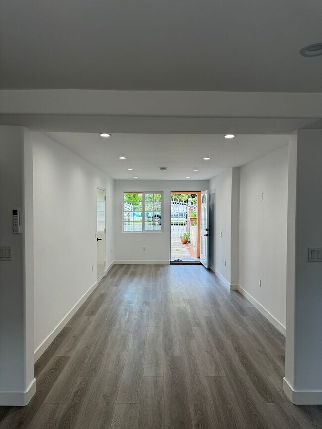 Foto del edificio - 3048-3050  Perlita Ave