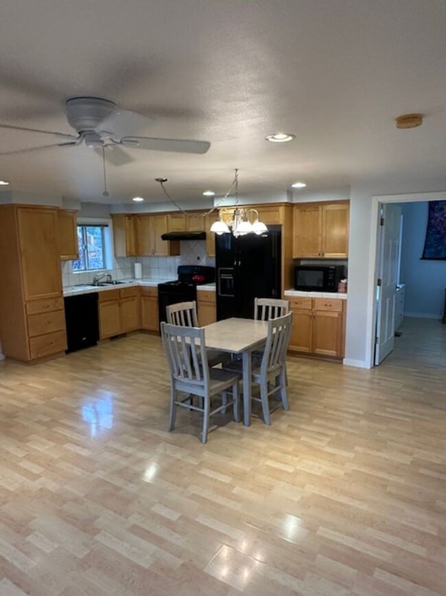 Building Photo - Large and bright 1 Bedroom in Glenshire