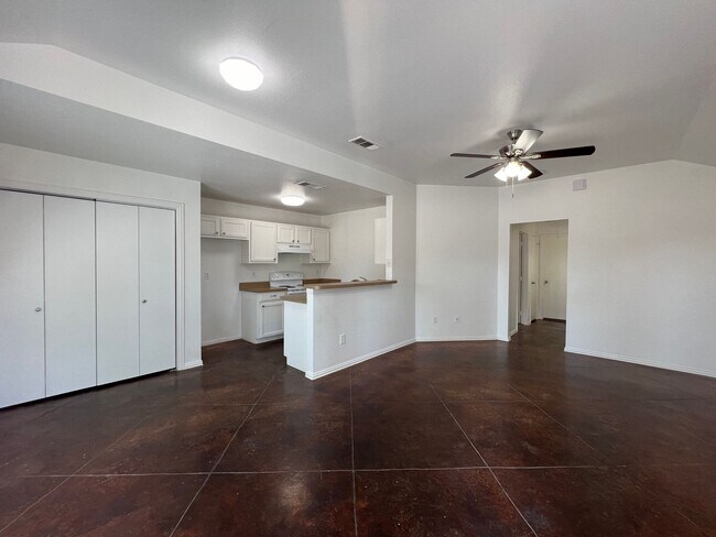 Building Photo - Oakwood521 Units A/B