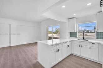 Building Photo - 1960 Marseille Dr