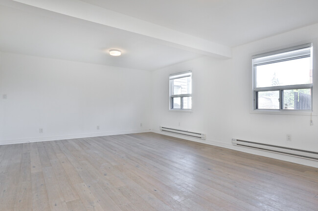 Large Combined Living and Dining Room - 550 College St