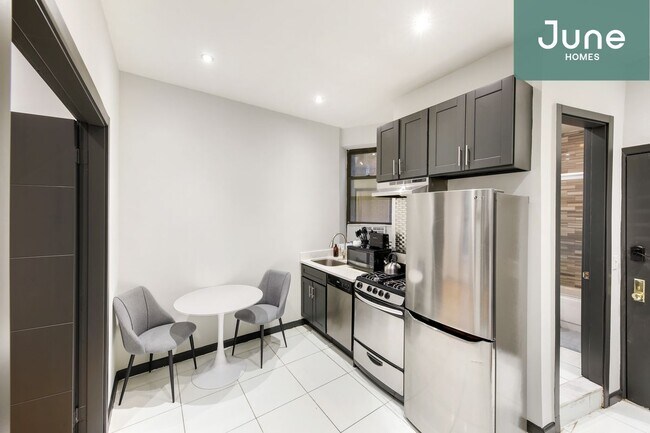 Foto del edificio - ROOM ONLY in 3-bed/1.0-bath Home