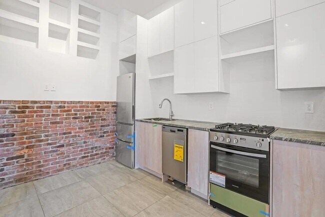 Foto del edificio - 9009 Riverside Pl