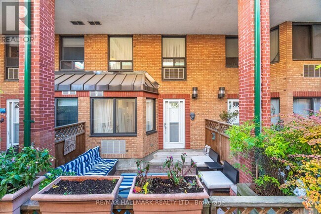 Photo du bâtiment - 2112 Queen St E