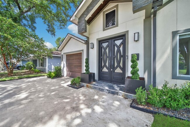 Building Photo - 2206 Saxon Dr