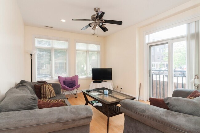Foto del edificio - 2416 N Greenview Ave