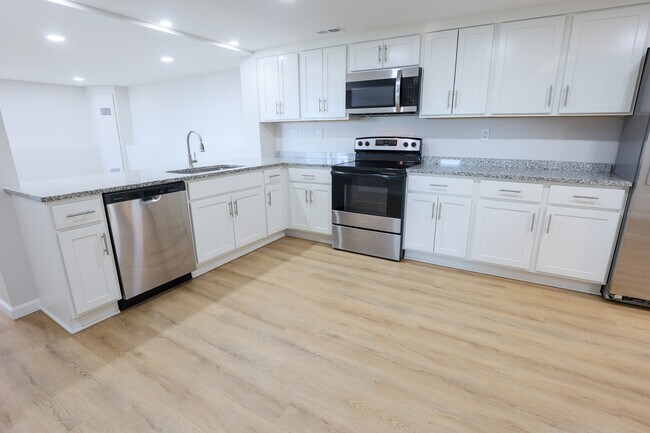 Foto del edificio - 528 N Cogswell Dr