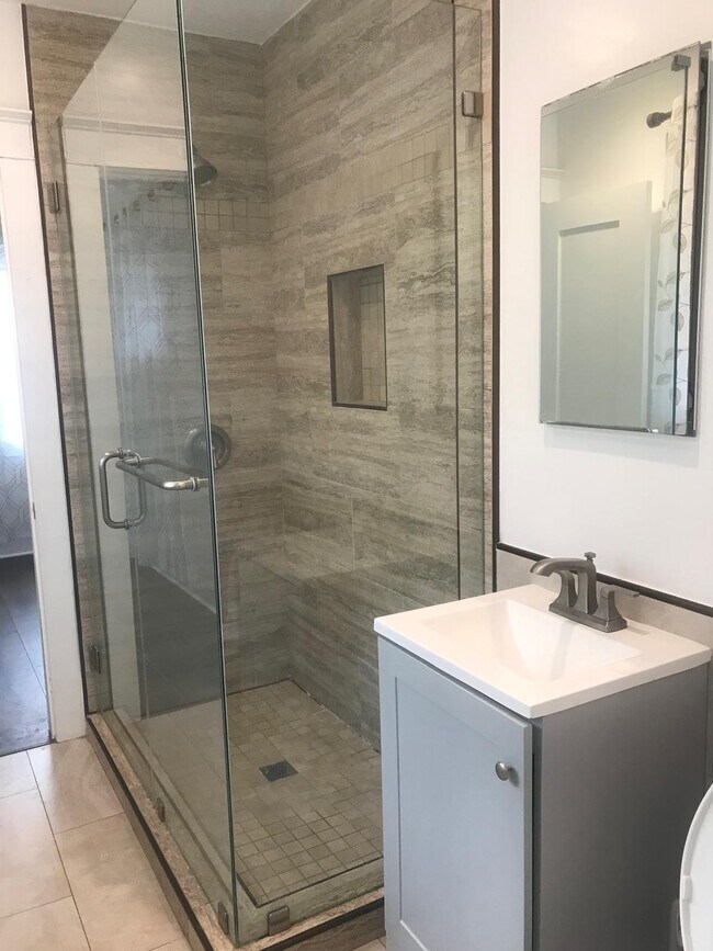 Foto del edificio - 833 Freeman Ave