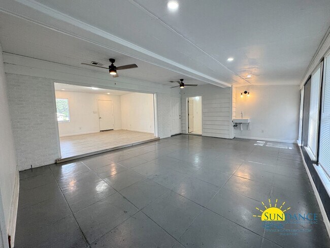 Building Photo - Expansive 3 bedroom 3 bath floor plan loca...