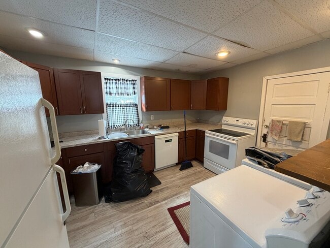 Building Photo - 104 N Grove St