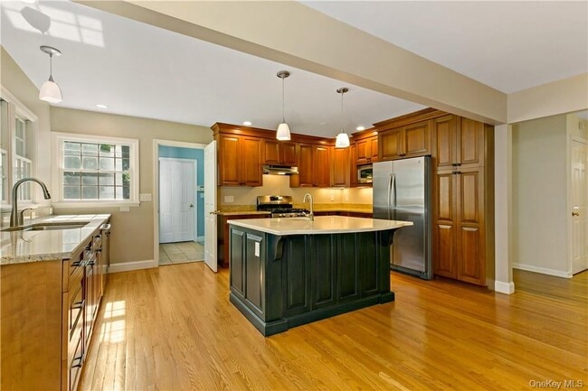 Building Photo - 46 Hemlock Dr