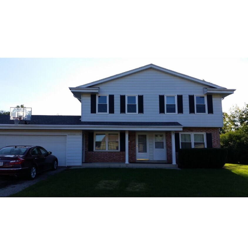 9047 S Chicago Ct, Oak Creek, WI 53154 Townhome Rentals in Oak Creek