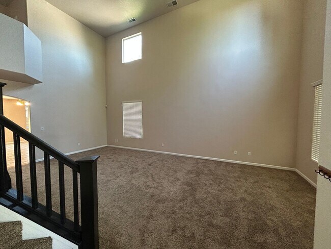 Foto del edificio - Spacious 6 Bedroom 3.5 Bathroom in SE Visalia!!