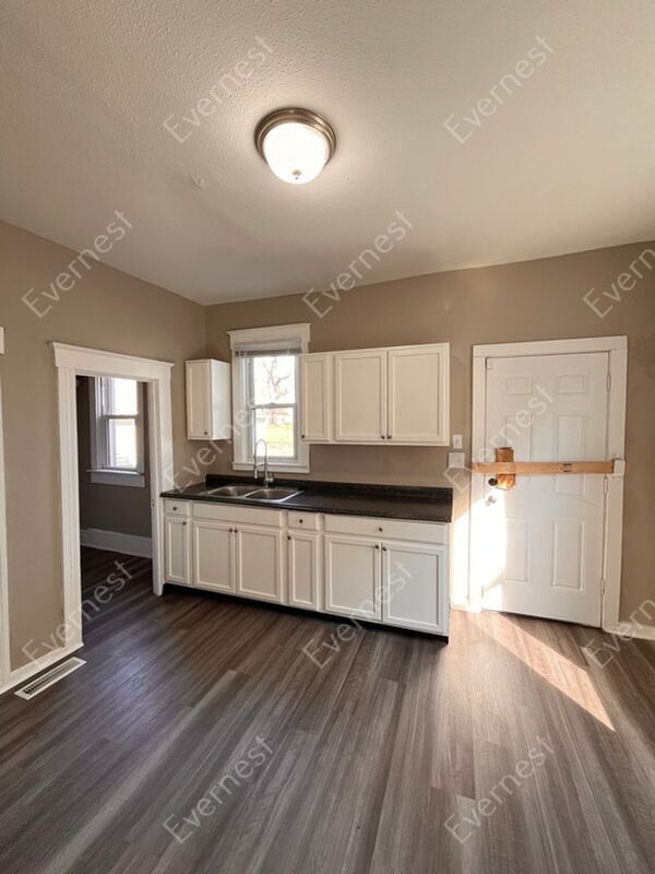 Building Photo - 1390 W Woodruff Ave