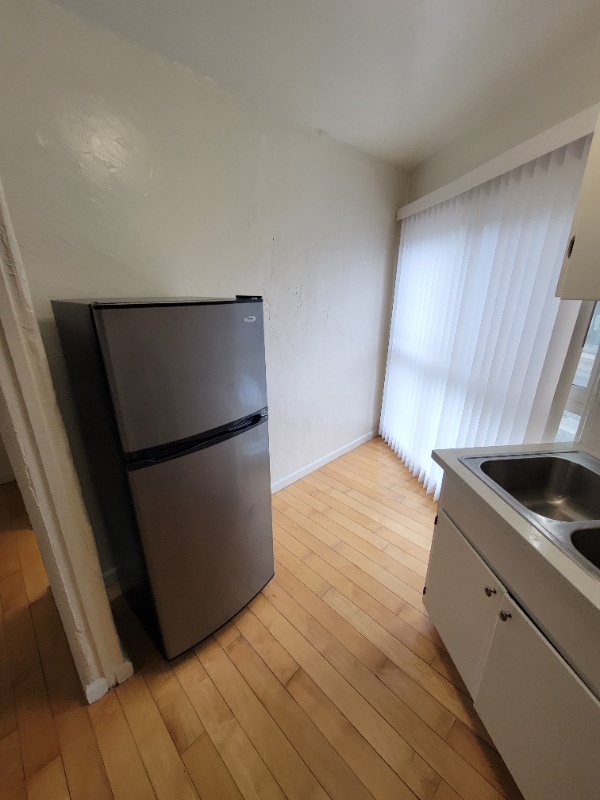 Building Photo - 485 S Roxbury Dr