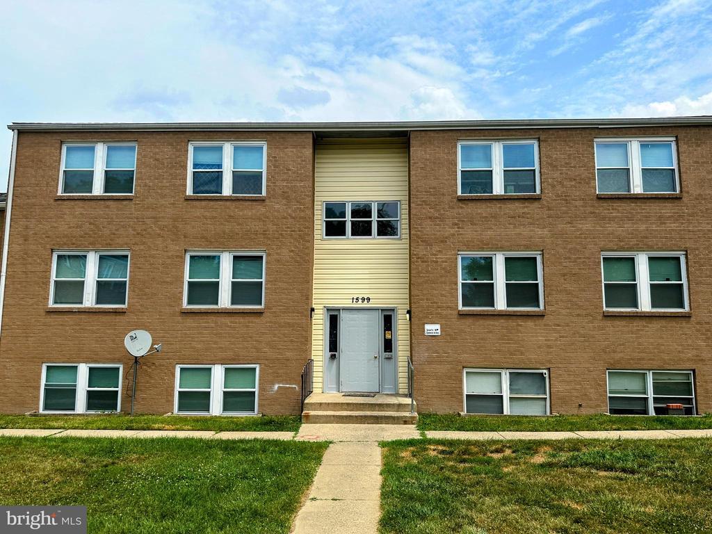 Foto principal - 1599 N East St