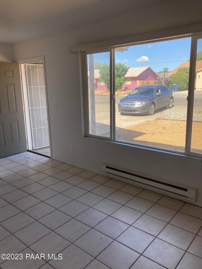 Building Photo - 3027 N Constance Dr