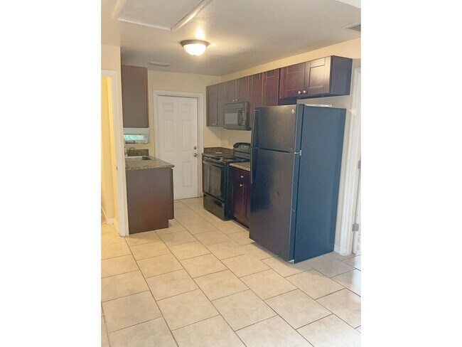 Building Photo - Charming 2BD 1 BTH Home Awaits!