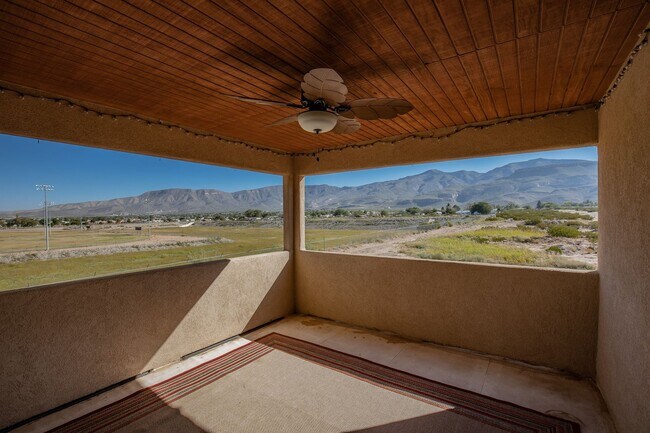 Foto del edificio - Elegant 3 Bed 2 Bath Home - 2 Story & Pet ...