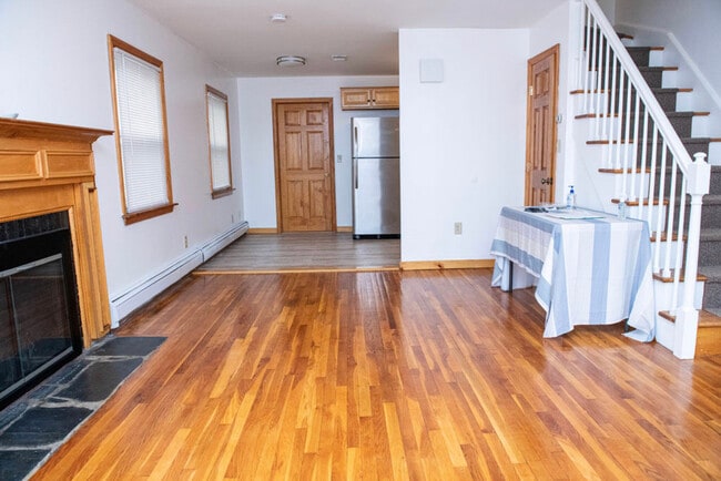Building Photo - 557 Linden Ave