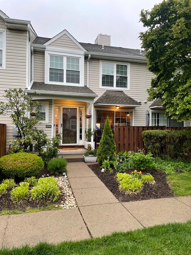 Foto del edificio - 5705 Spruce Mill Dr