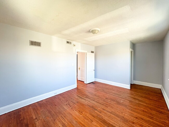 Building Photo - 922 Calwell Rd