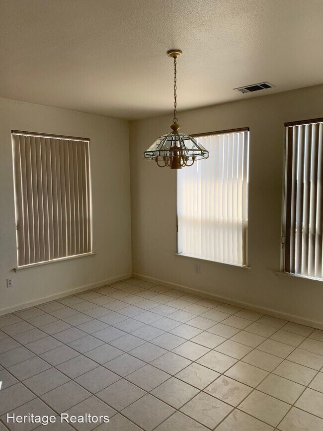 Building Photo - 3 br, 2 bath House - 551 Blue Jay Ave